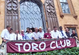 Ospiti e organizzatori dalla balconata del castello del Roccolo